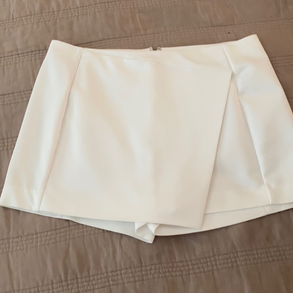 Size 6 Express white skort